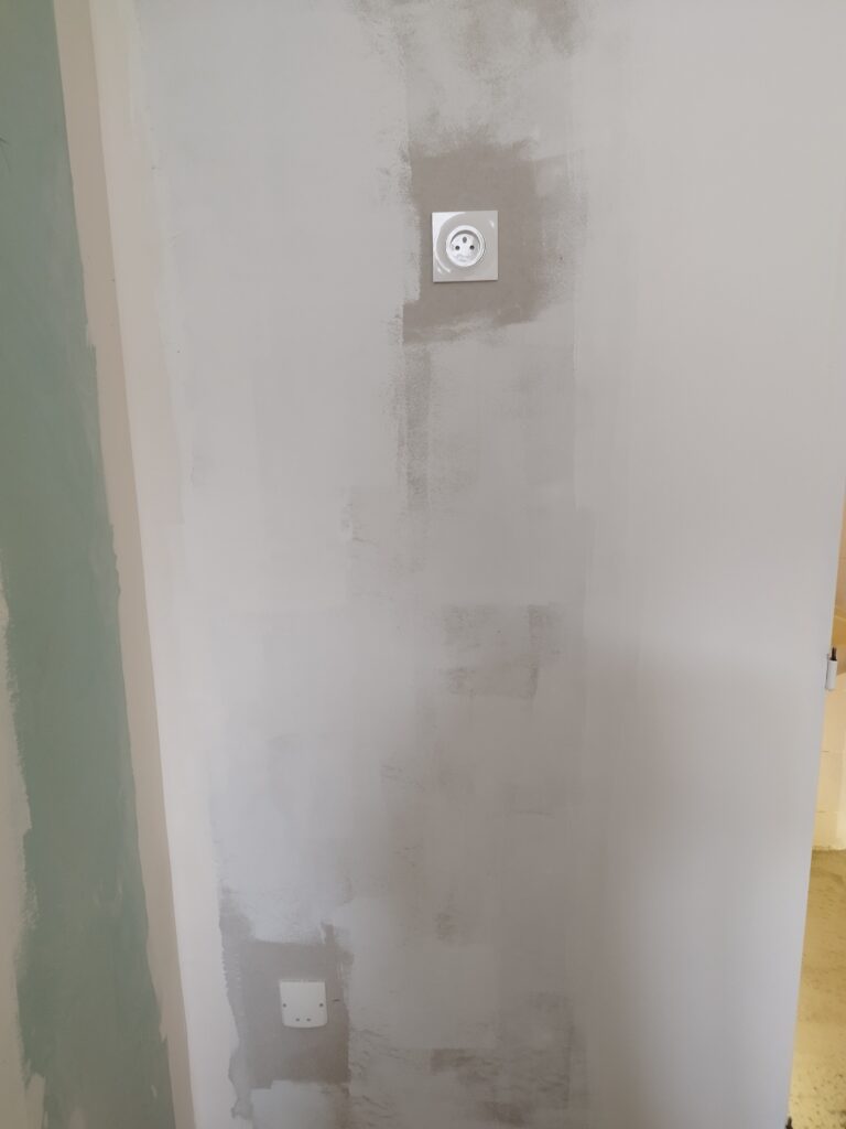 déplacement des prise four et plaques de cuissons