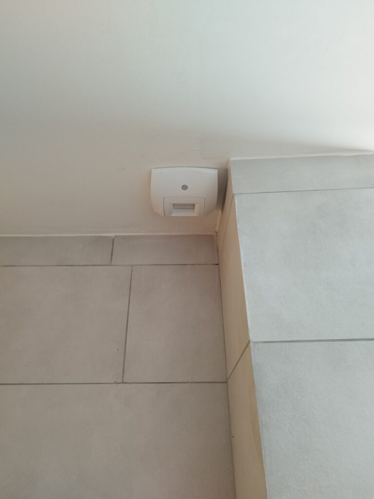 photo d'une bouche de VMC hygroréglable avec détecteur de mouvement