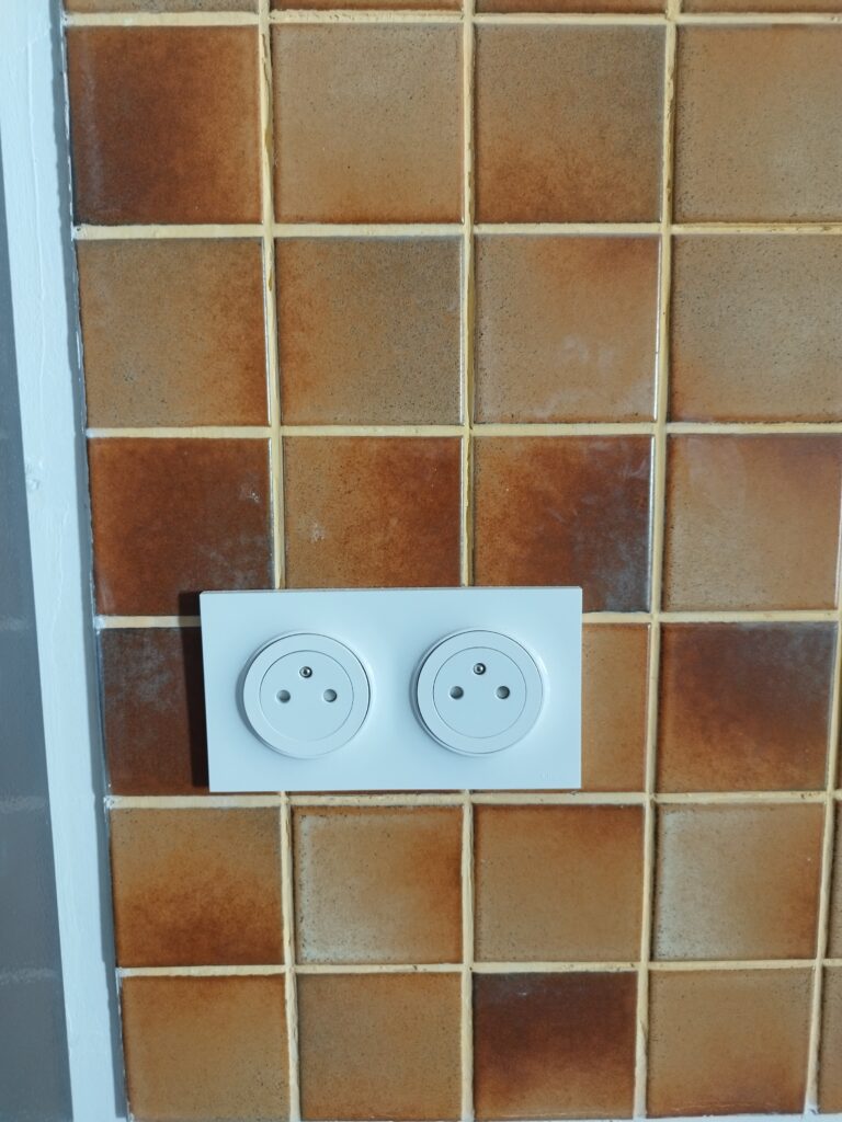 photo de 2 prises encastrées en crédence dans une cuisine